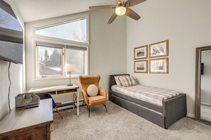 5 habitaciones, escritorio y tabla de planchar con plancha 