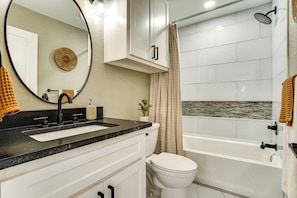 Hair dryer, towels - < 2 Mi to Lake Granbury! Family Home w/ Large Yard (Granbury)