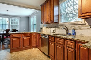 Frigorífico, microondas, placa de cocina y lavavajillas