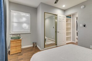 1 bedroom, iron/ironing board, Internet, bed sheets - Pet-Friendly Apt w/ Fenced Yard in Melrose Hill! (Los Angeles)