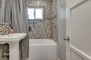 Hair dryer, towels - Pet-Friendly Apt w/ Fenced Yard in Melrose Hill! (Los Angeles)