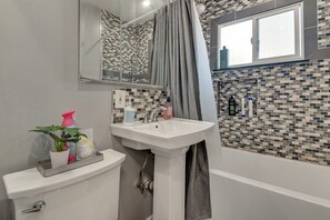 Hair dryer, towels - Pet-Friendly Apt w/ Fenced Yard in Melrose Hill! (Los Angeles)