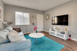 TV - Pet-Friendly Apt w/ Fenced Yard in Melrose Hill! (Los Angeles)
