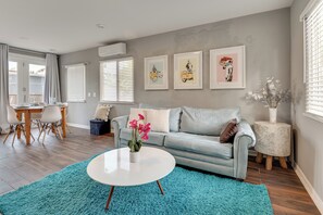 TV - Pet-Friendly Apt w/ Fenced Yard in Melrose Hill! (Los Angeles)
