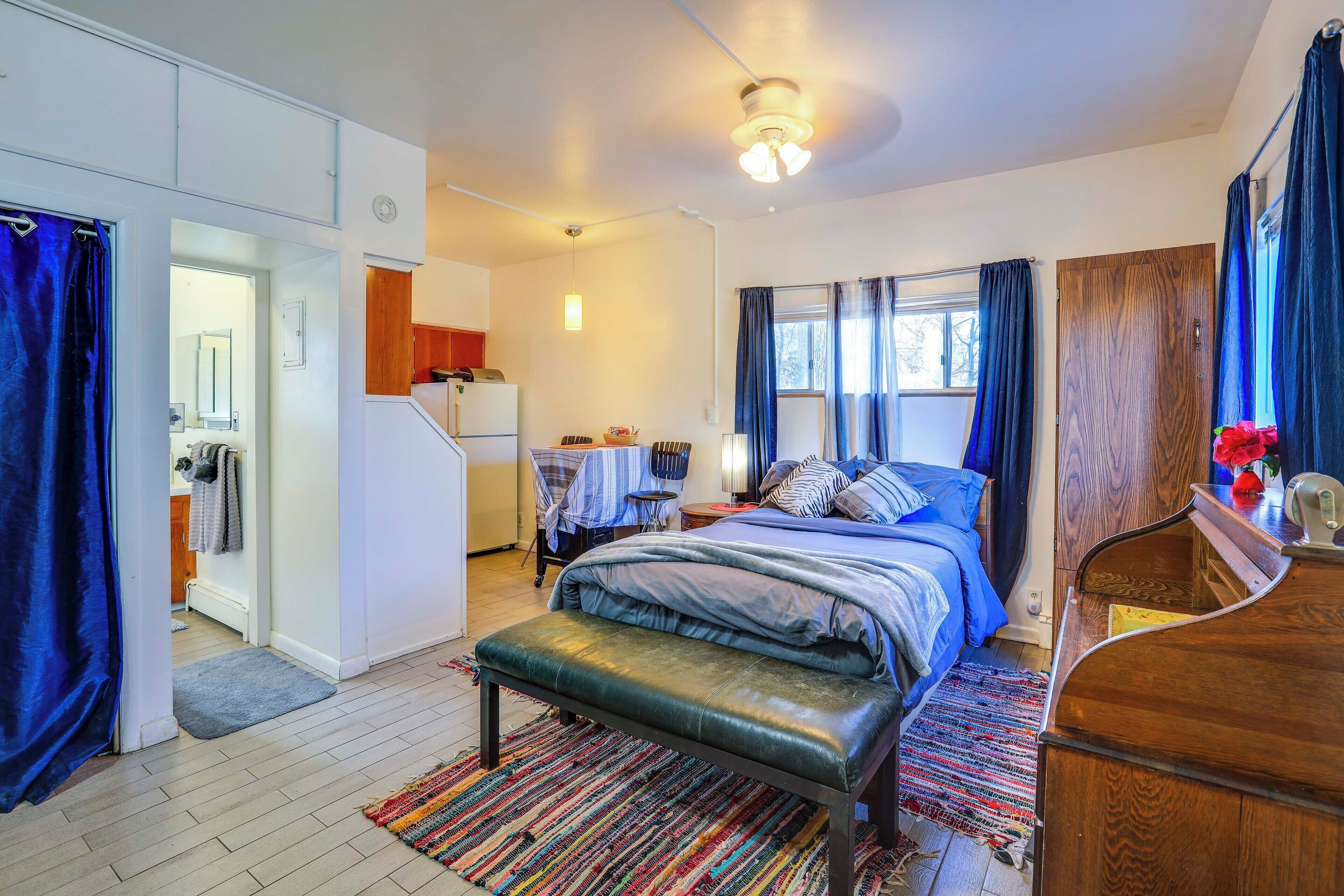 Skrivebord, internettilgang og sengetøy