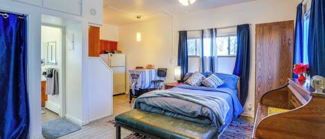 Skrivebord, internettilgang og sengetøy