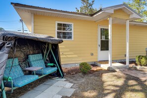 Terrace/patio - Close to Highway & Border: North Florida Hideaway (Jennings)