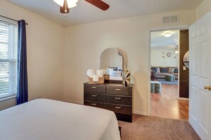 2 bedrooms, iron/ironing board, Internet, bed sheets - Close to Highway & Border: North Florida Hideaway (Jennings)