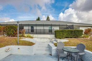 Outdoor dining - Fishing Dock & Pool: Waterfront Cape Coral Retreat (Cape Coral)