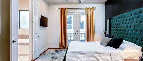 Schreibtisch, Bügeleisen/Bügelbrett, Reisekinderbett, WLAN