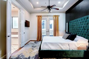 3 bedrooms, desk, iron/ironing board, travel cot - 111 3BR The R&R Uptown Galleria Dream House 121 (Houston)