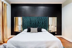 3 habitaciones, escritorio y tabla de planchar con plancha 
