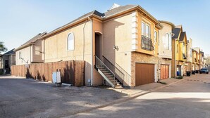 Un edificio residencial con entrada principal, escaleras y garaje.