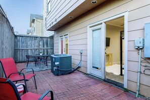 Outdoor dining - 111 3BR The R&R Uptown Galleria Dream House 121 (Houston)