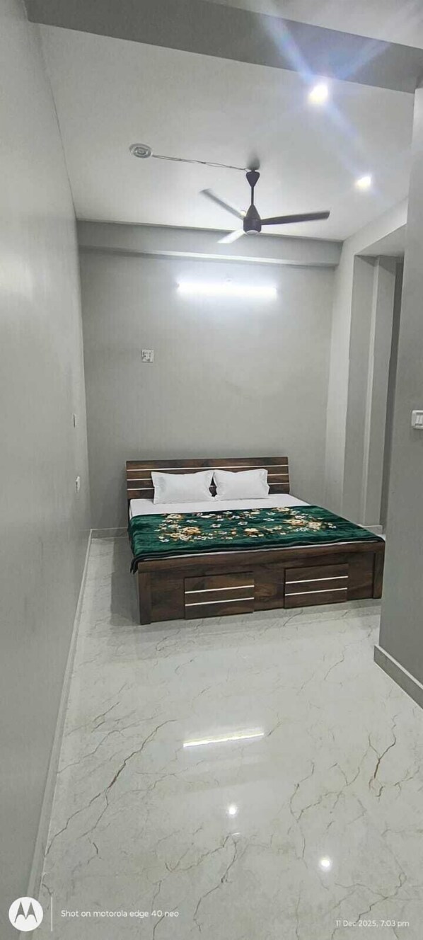 Standard Room | Free WiFi - sree jee stay (Varanasi)