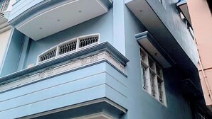 Ein mehrstöckiges Gebäude mit Balkonen, einer flachen Dachterrasse und moderner Architektur.