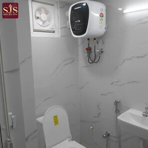 Deluxe-Doppelzimmer, Balkon, Stadtblick | Badezimmer | Handtücher, Seife, Toilettenpapier