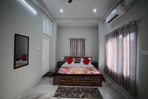Premium bedding, individually decorated, free WiFi, bed sheets - sree jee stay (Varanasi)