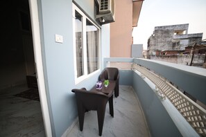 Premium bedding, individually decorated, free WiFi, bed sheets - sree jee stay (Varanasi)