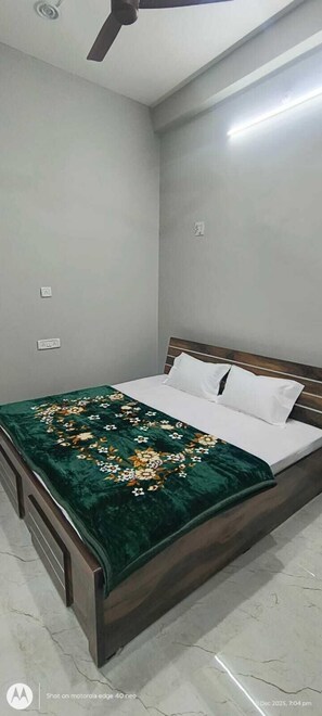 Standard Room - sree jee stay (Varanasi)