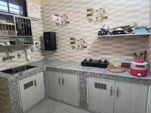 Private kitchen - Pooja Homestay (Jhikli Barol)