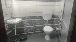 Shower, towels, soap, shampoo - Pooja Homestay (Jhikli Barol)