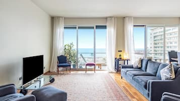 Family Apartment, 2 Bedrooms, Terrace (Piazza Rossetti 3A/8) | Living area | Smart TV