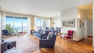 Family Apartment, Multiple Bedrooms (Piazza Rossetti 3A/8) | Living area | Smart TV