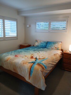 1 bedroom, bed sheets - A fan of sunrises and sunsets?
Watch beautiful sunrises from your bed (Re Beach)