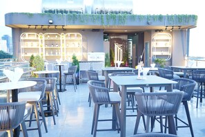 Bar (on property) - SEASCAPE PALACE HOTEL (Preah Sihanouk)