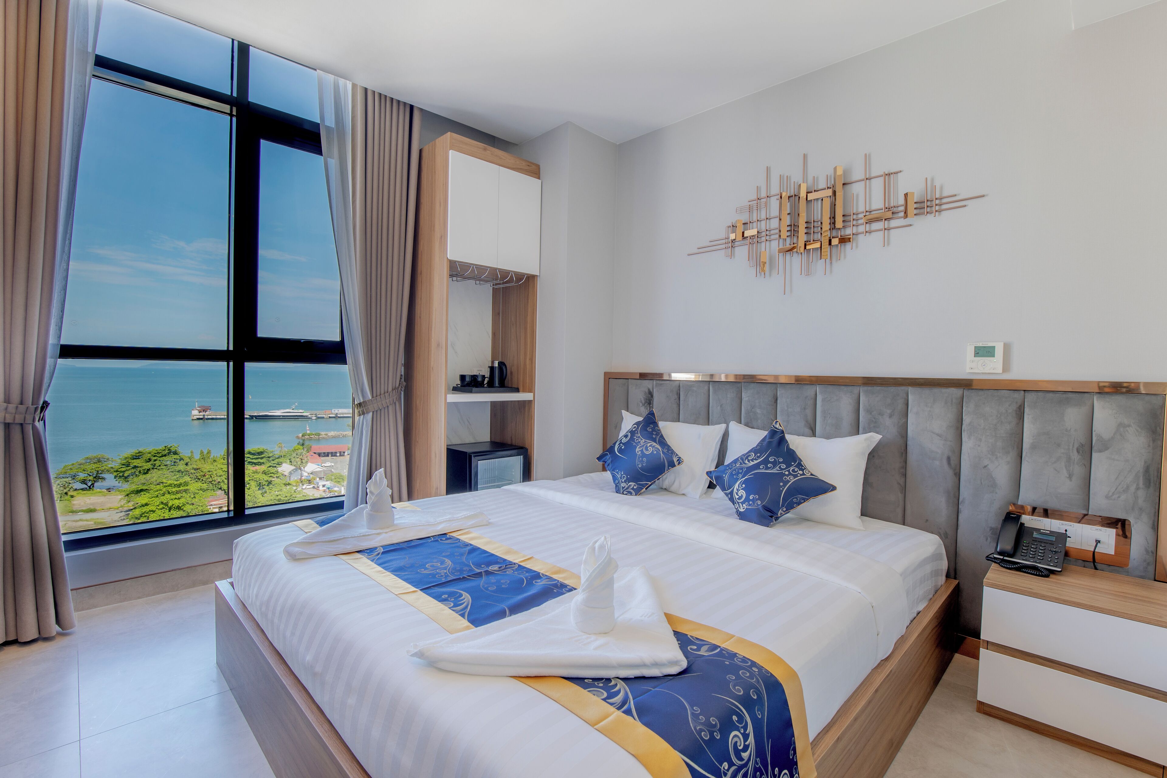 Deluxe Room, Non Smoking | Free WiFi, bed sheets