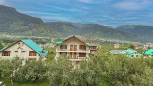 View from property - Sky Bird Nest (Manali)
