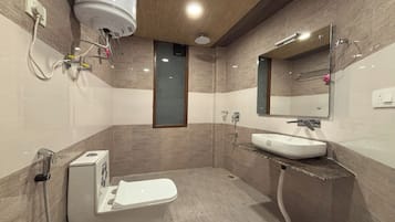 Deluxe Room | Bathroom | Free toiletries, towels