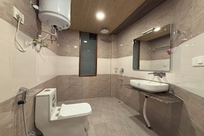 Deluxe-rum | Badrum | Gratis toalettartiklar och handdukar