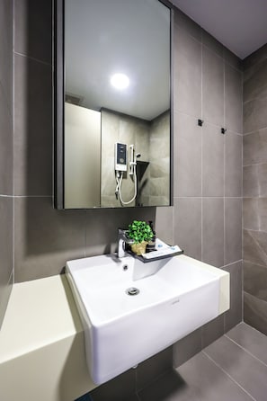 Premium Quadruple Room | Bathroom - Mossaz Suites by Mana Mana (Petaling Jaya)