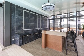 Una piscina al aire libre