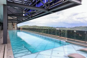 สระว่ายน้ำกลางแจ้ง