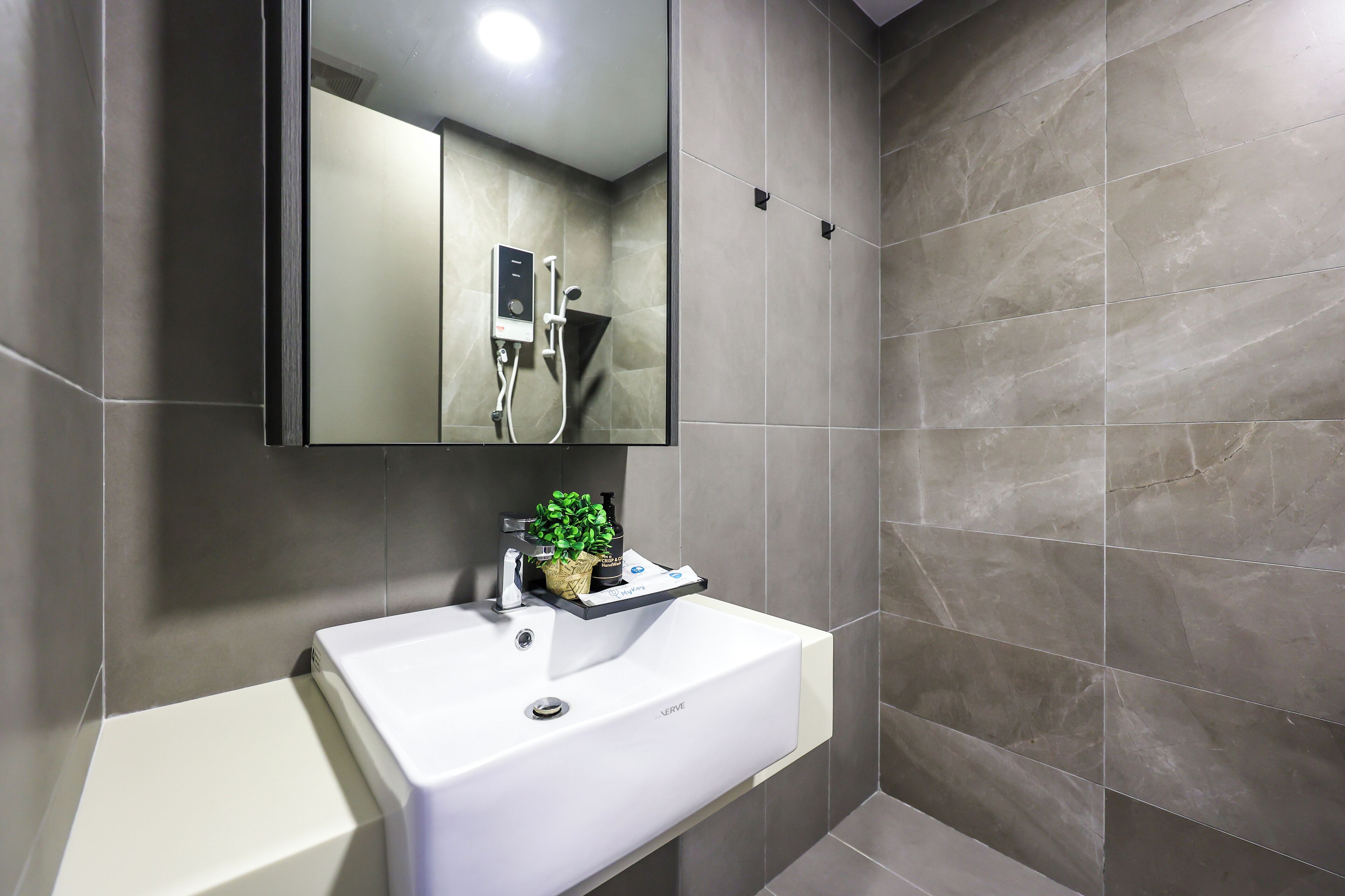 Premium Quadruple Room | Bathroom | Free toiletries, hair dryer, towels, soap