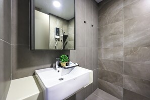 Chambre Quadruple Premium | Salle de bain | Articles de toilette gratuits, sèche-cheveux, serviettes fournies, savon