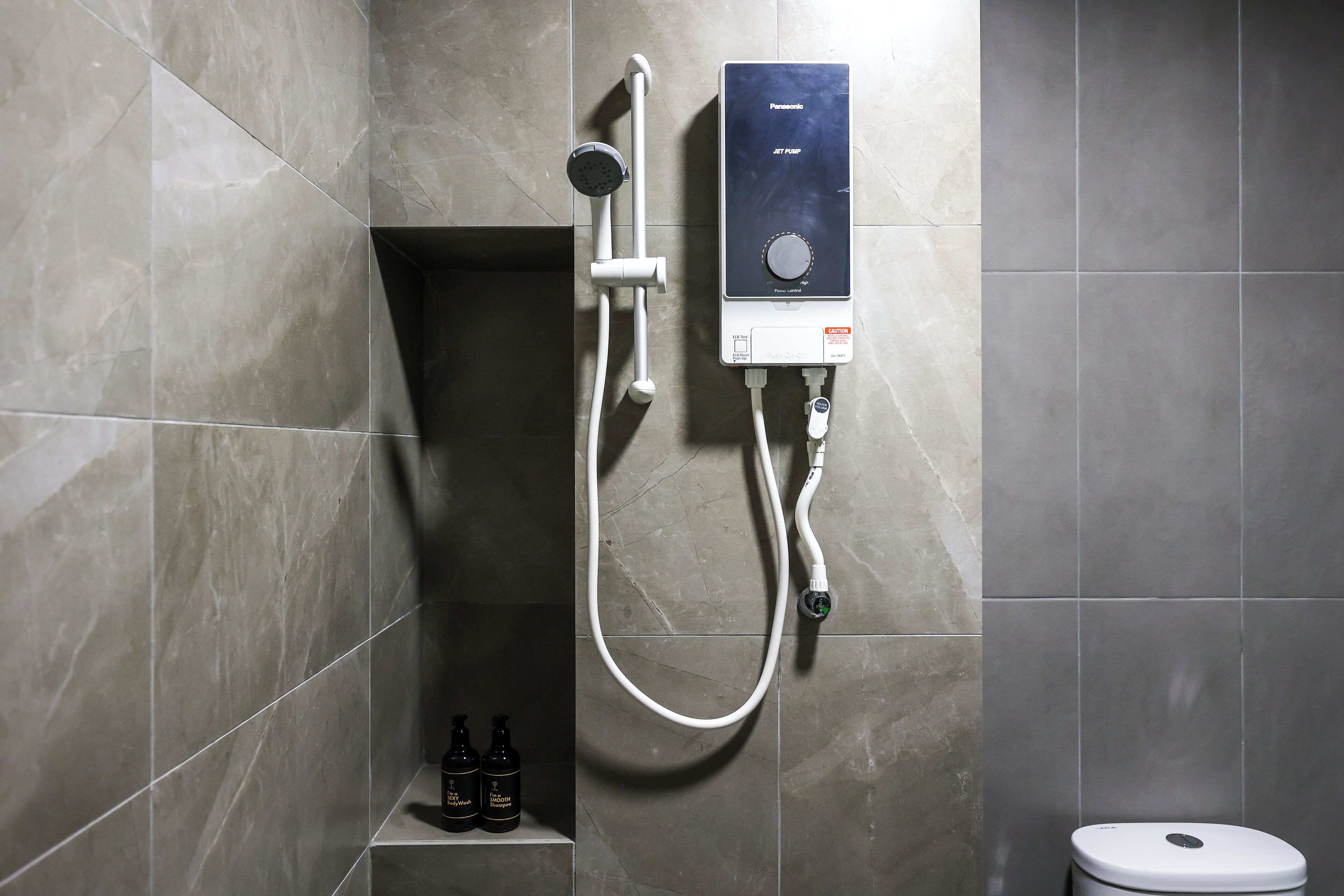 Premium Quadruple Room | Bathroom | Free toiletries, hair dryer, towels, soap