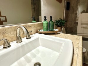 Dusche, Haartrockner, Handtücher, Seife