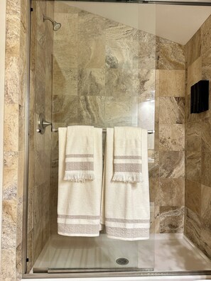 Dusche, Haartrockner, Handtücher, Seife
