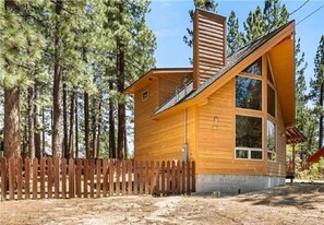Exterior - Cozy 2BD/2BA Cabin in the Heart of Big Bear Lake (Big Bear Lake)