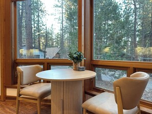 Dining - Cozy 2BD/2BA Cabin in the Heart of Big Bear Lake (Big Bear Lake)