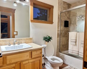 Dusche, Haartrockner, Handtücher, Seife