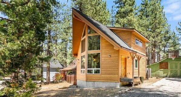 Exterior - Cozy 2BD/2BA Cabin in the Heart of Big Bear Lake (Big Bear Lake)