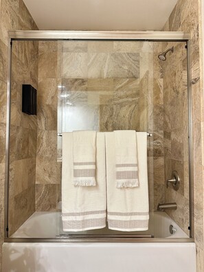 Shower, hair dryer, towels, soap - Cozy 2BD/2BA Cabin in the Heart of Big Bear Lake (Big Bear Lake)