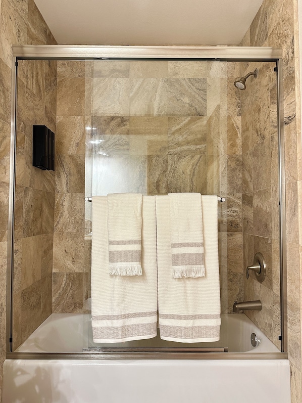 Dusche, Haartrockner, Handtücher, Seife