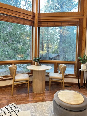 Dining - Cozy 2BD/2BA Cabin in the Heart of Big Bear Lake (Big Bear Lake)