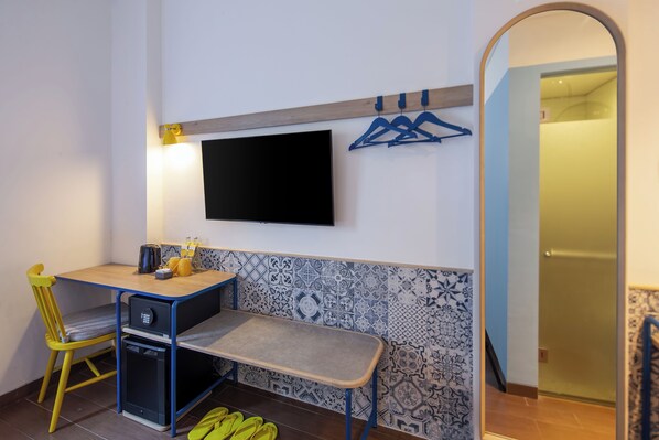 Basic Double Room | Desk, soundproofing, free WiFi - Kampi Hotel Legian  (Legian)